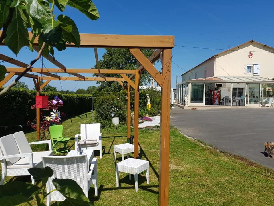 Chez Val Et Fred 85 Bed & Breakfast Les Essarts  Exterior photo